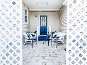 Terrace/patio - Sea La Vie, HOTTUB, Fire Pit, Stargazing, Pets, Huge yard~3 Blocks 2 Bay Sunsets (Villas)