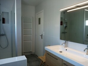 A bathroom with a white sink, mirror, and towel rack. - Maison Lumineuse 2* Concarneau - 4-minute drive to the beach (Concarneau)