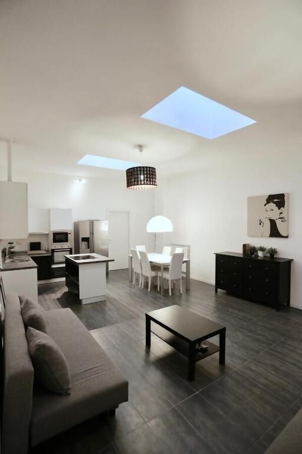 Comfort-Apartment, 2 Schlafzimmer | Wohnzimmer | 50-Zoll-Flachbildfernseher mit Digitalempfang, Fernseher