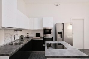 Comfort-Apartment, 2 Schlafzimmer | Eigene Kochnische | Großer Kühlschrank, Mikrowelle, Ofen, Herdplatte