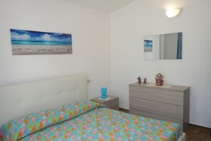 2 slaapkamers, een bureau, een strijkplank/strijkijzer, reisbedje