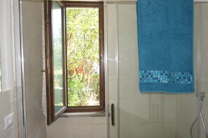 Een douche, een haardroger, een bidet, handdoeken