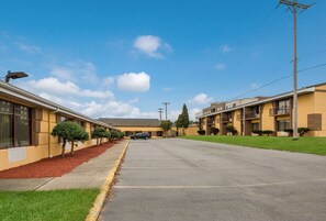 Exterior - Suburban Studios Buffalo Airport (Buffalo)