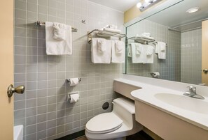 Hair dryer, towels - Suburban Studios Buffalo Airport (Buffalo)