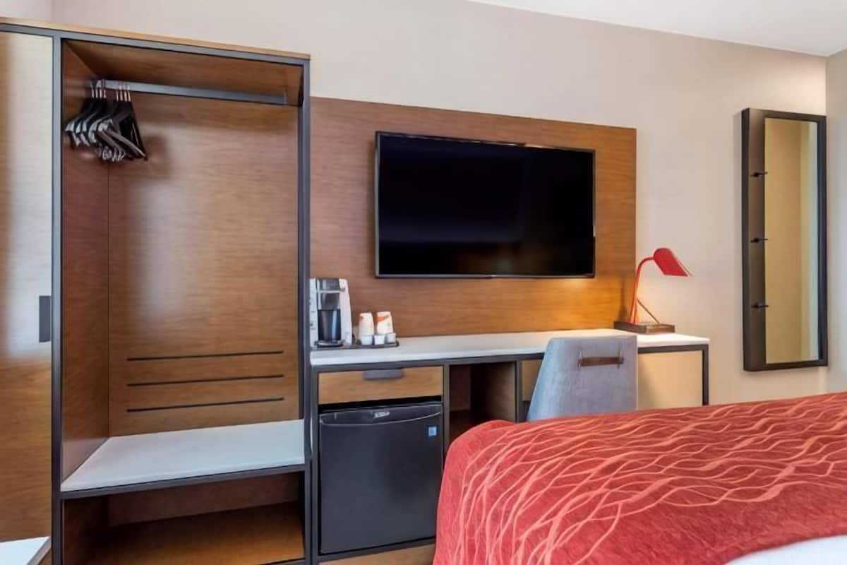 Premium bedding, pillowtop beds, in-room safe, desk