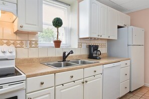 Kjøleskap, ovn, kokeplater og oppvaskmaskin