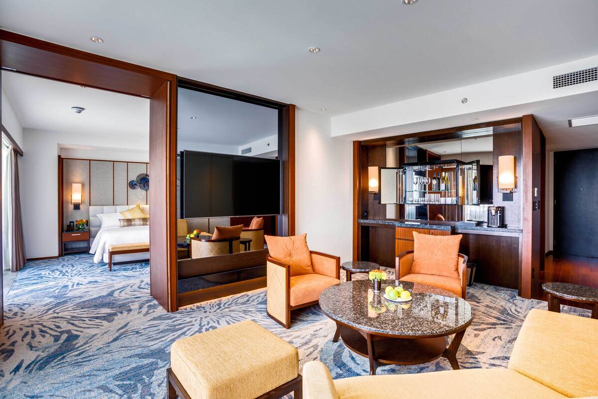 Suite, Bebas Asap Rokok | Isi minibar gratis, brankas, meja kerja, dan tirai kedap cahaya