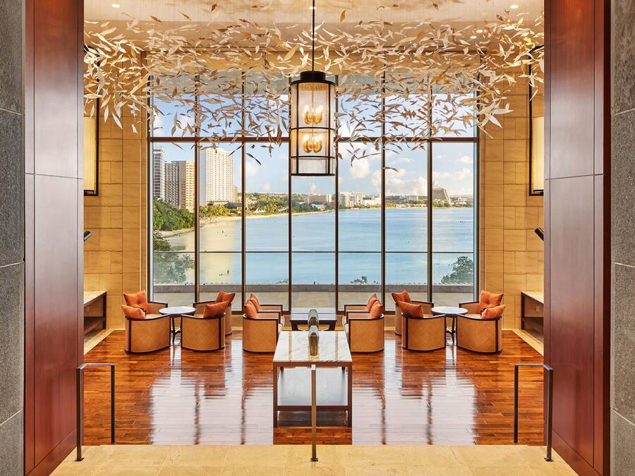 2 bars/lounges