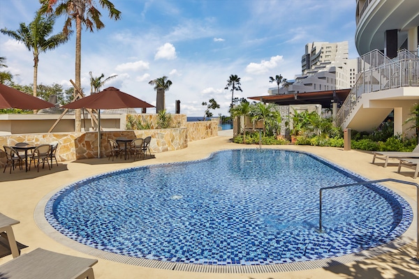 Kolam renang outdoor, dengan payung kolam renang