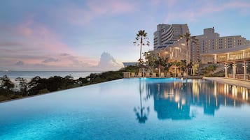 Una piscina al aire libre, sombrillas