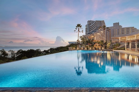 Una piscina al aire libre, sombrillas