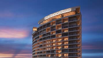 Vista frontal de la propiedad por la tarde o noche