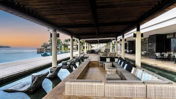 Una piscina al aire libre, sombrillas