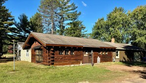 Exterior - Lake front cabin on the Eagle River chain. Pet friendly. Pontoon for rent. (Eagle River)