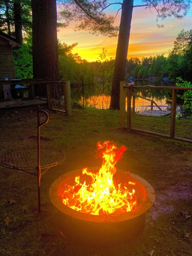 Lake front cabin on the Eagle River chain. Pet friendly. Pontoon for rent.