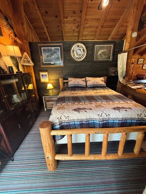 3 bedrooms, desk, iron/ironing board, free WiFi - Lake front cabin on the Eagle River chain. Pet friendly. Pontoon for rent. (Eagle River)