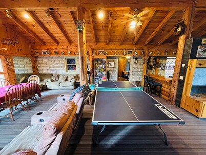 Lake front cabin on the Eagle River chain. Pet friendly. Pontoon for rent.