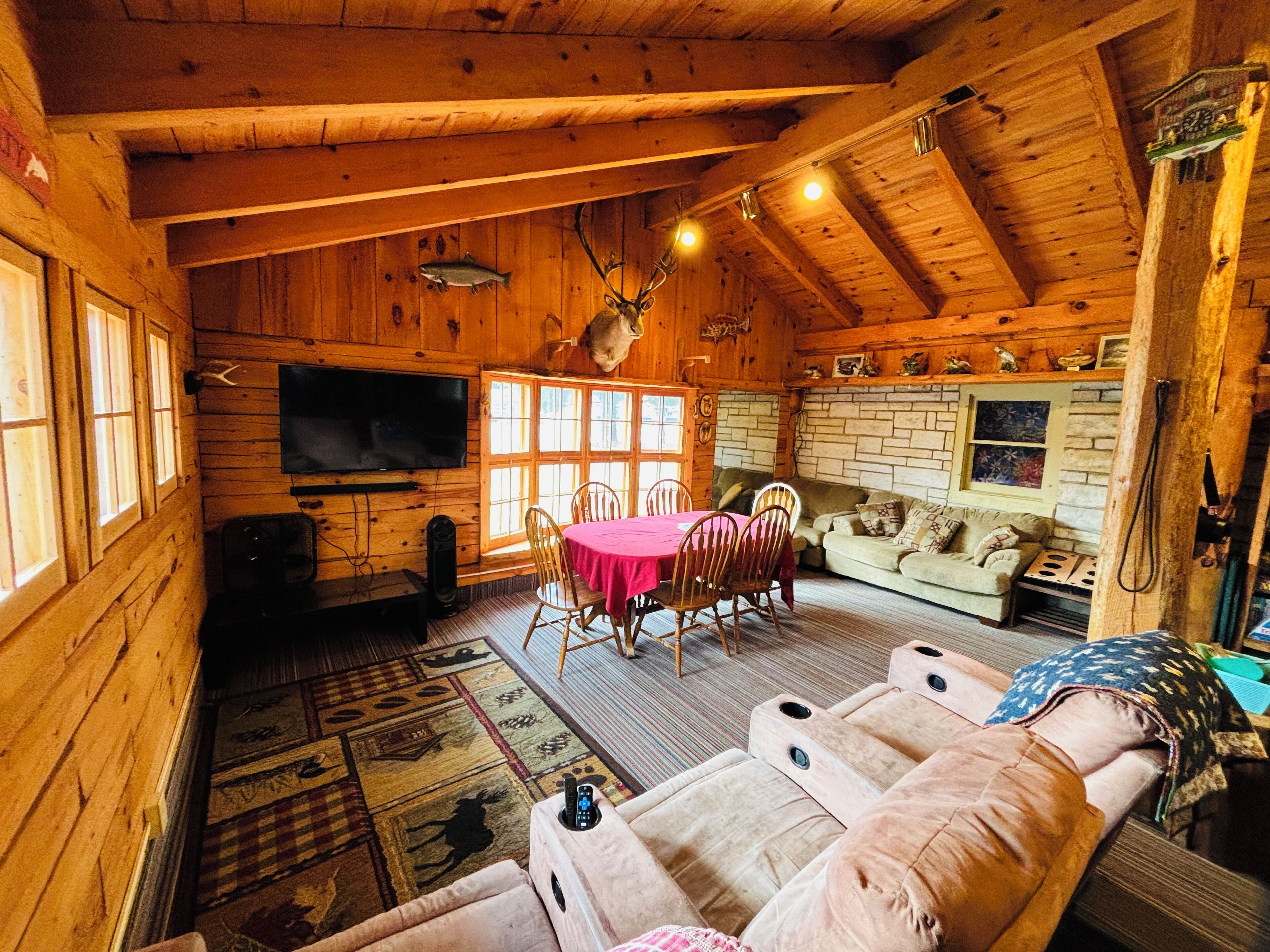 Smart-TV, Videospiele, DVD-Player, Tischfußball