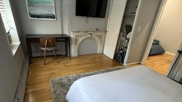 2 quartos, escrivaninha, ferros/tábuas de passar roupa, berço de viagem