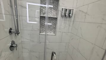 Chuveiro, secador de cabelo, toalhas de banho, sabonete