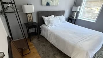 2 quartos, escrivaninha, ferros/tábuas de passar roupa, berço de viagem