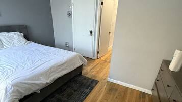 2 quartos, escrivaninha, ferros/tábuas de passar roupa, berço de viagem