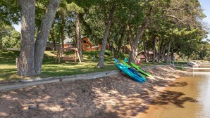 A lakeside property with a sandy beach, kayaks, and cabins. - Cabin on Farm Island Lake in Aitkin (Aitkin)