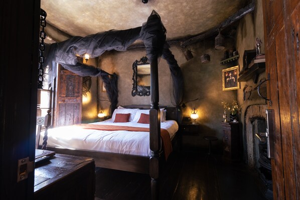 Superior Double Room, Ensuite (Sorceryum) | 1 bedroom - Hocus Pocus Tiny Hotel (York)