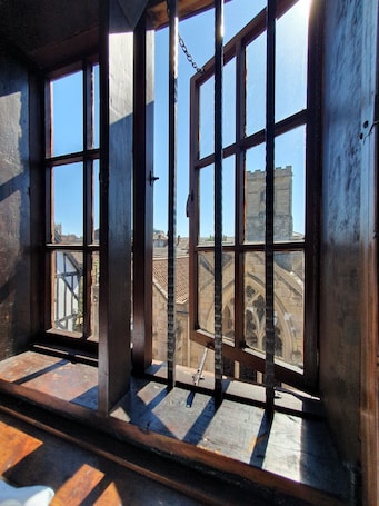 ํธ๋๋์
๋ ์ค์ํธ, ์์ค์ํธ (Apothecary) | 1 ๊ฐ์ ์นจ์ค