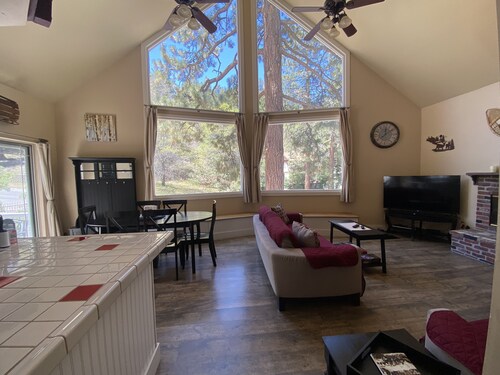 Wrightwood chalet with a/c, fireplace, elevated deck and beautiful views.