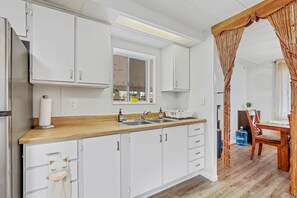 Réfrigérateur, micro-ondes, plaque de cuisson, cafetière/bouilloire
