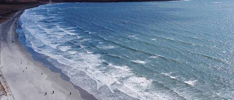 Beach nearby, sun loungers, beach towels