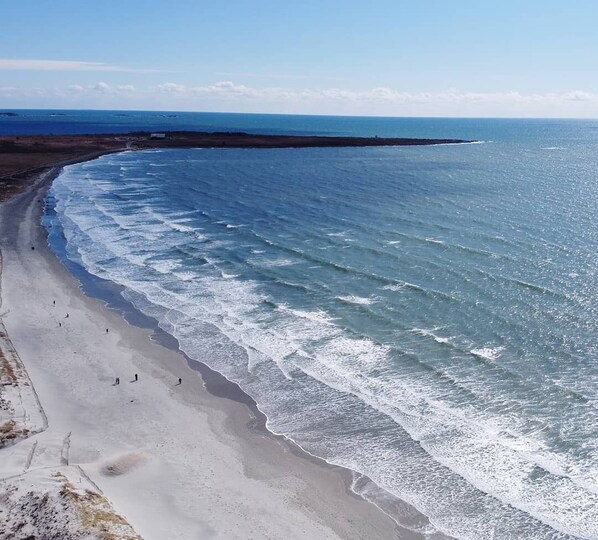 Beach nearby, sun-loungers, beach towels