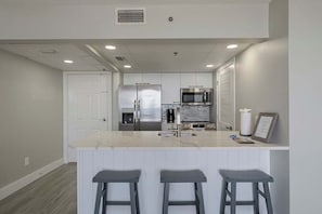 Refrigerador, microondas, horno, placa de cocina
