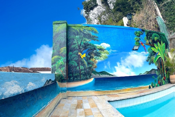 Una piscina al aire libre