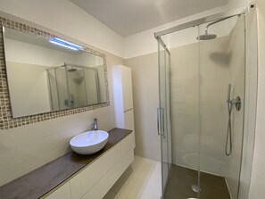 Shower, hair dryer, bidet, towels - Exceptional sea view 250m+ Terrace 25m² + 5* beds + POOL + solarium (Menton)