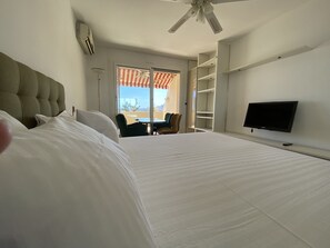 2 bedrooms, in-room safe, iron/ironing board, travel cot - Exceptional sea view 250m+ Terrace 25m² + 5* beds + POOL + solarium (Menton)
