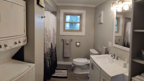 Ein kleines Badezimmer mit Toilette, Waschbecken und Dusche.