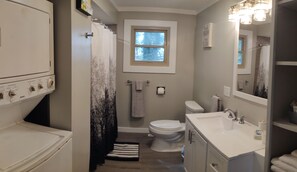 Combined shower/tub, towels, soap, toilet paper