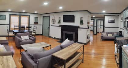 "The White Squirrels Townhouse" -step out to Main St.!