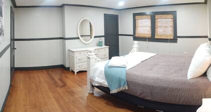 "The White Squirrels Townhouse" -step out to Main St.!