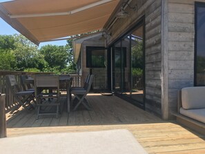 Outdoor dining - Modern home in Ditch Plains, 4-min-walk from the beach (Montauk)