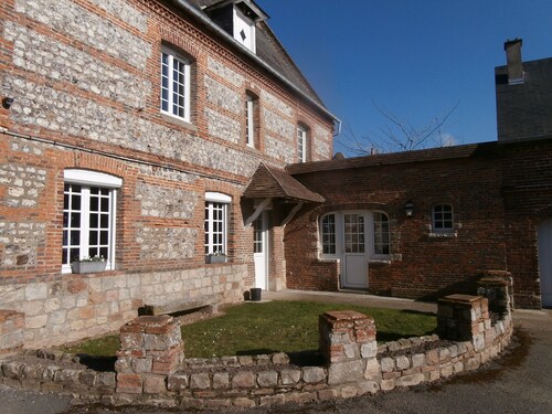 FULLY RENOVATED COUNTRY HOUSE TWO KILOMETERS FROM THE SEA