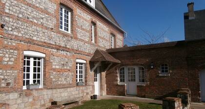 FULLY RENOVATED COUNTRY HOUSE TWO KILOMETERS FROM THE SEA