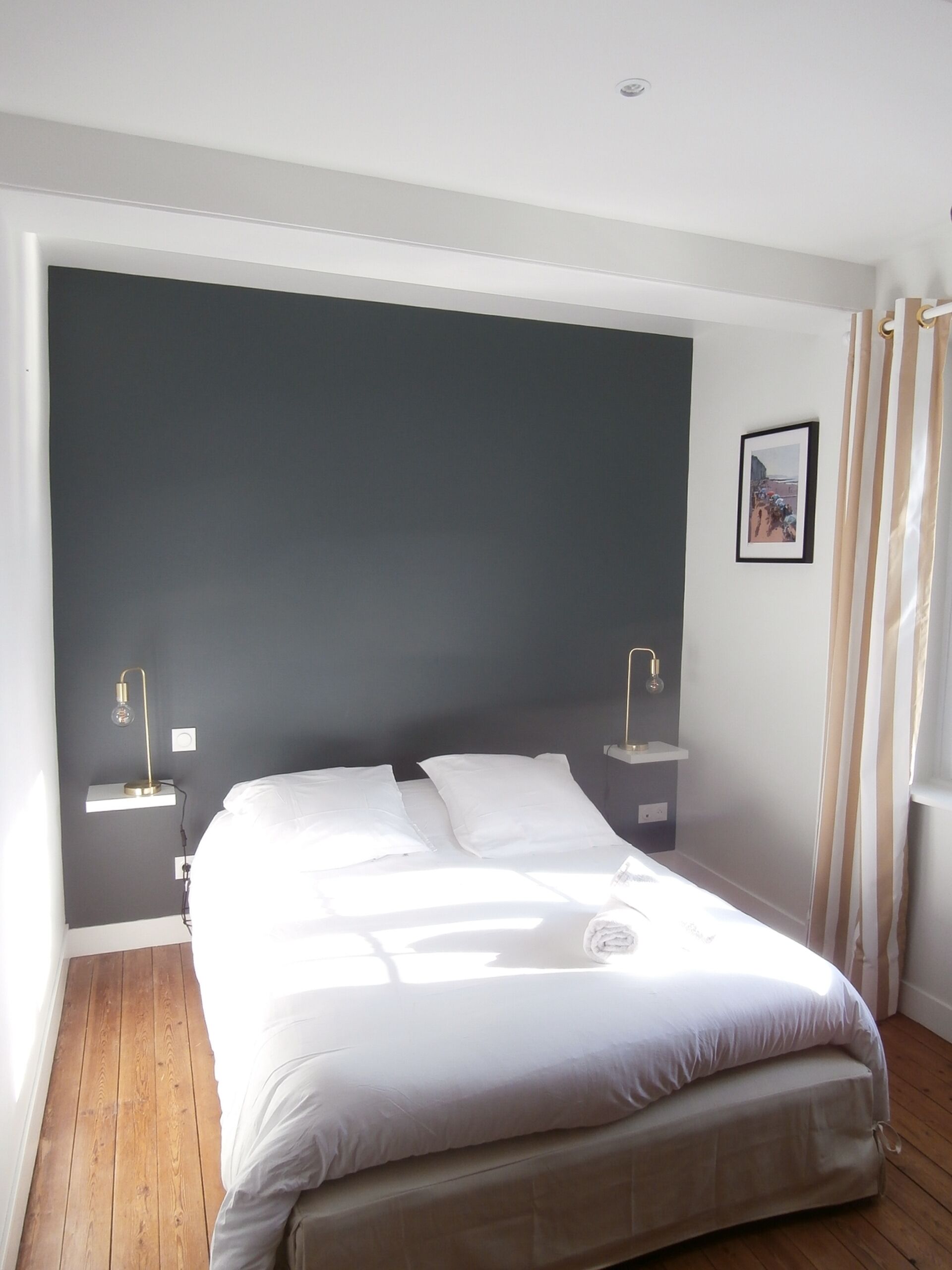 4 chambres, bureau, fer et planche à repasser, lit parapluie