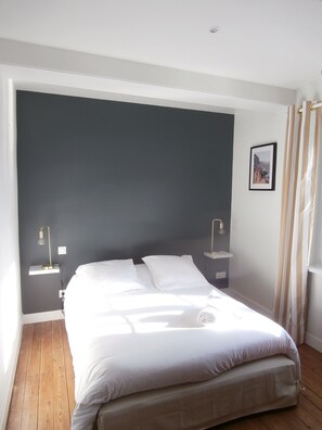 4 chambres, bureau, fer et planche à repasser, lit parapluie