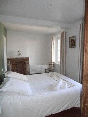 4 bedrooms, desk, iron/ironing board, travel crib