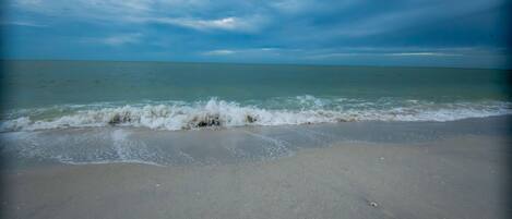 Beach nearby, sun-loungers, beach towels