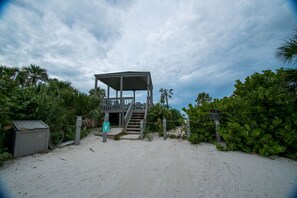 Children’s area - SANDY TUNDRA TOWNHOUSE, WATER-VIEWS, BOAT SLIP, PRIVATE BEACH, CLUB ACCESS (Captiva)