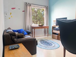 Smart TV, books - Exclusive Suite: Charm and Premium Location - 100m from Paulista Avenue (SP)